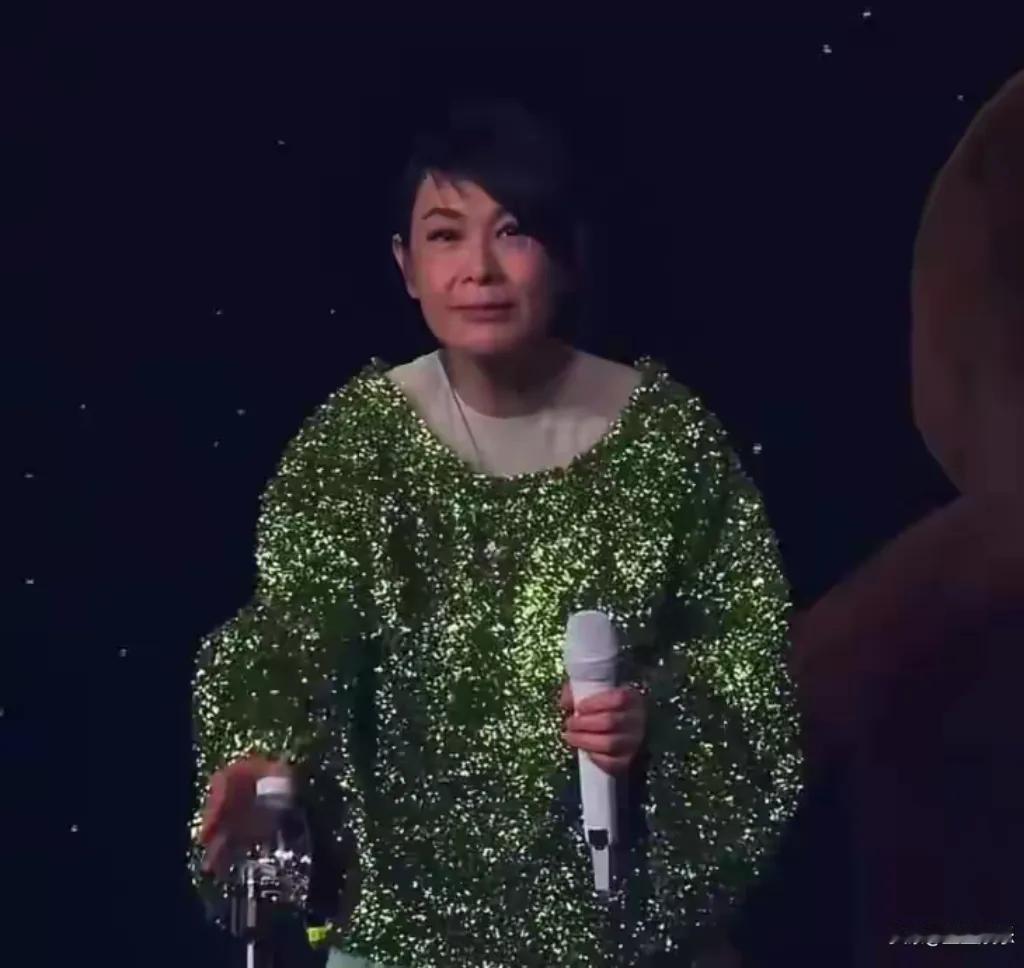 56岁的刘若英近照引发关注，岁月在她脸上留下痕迹，脸干瘪显老态，身形清瘦且气质不