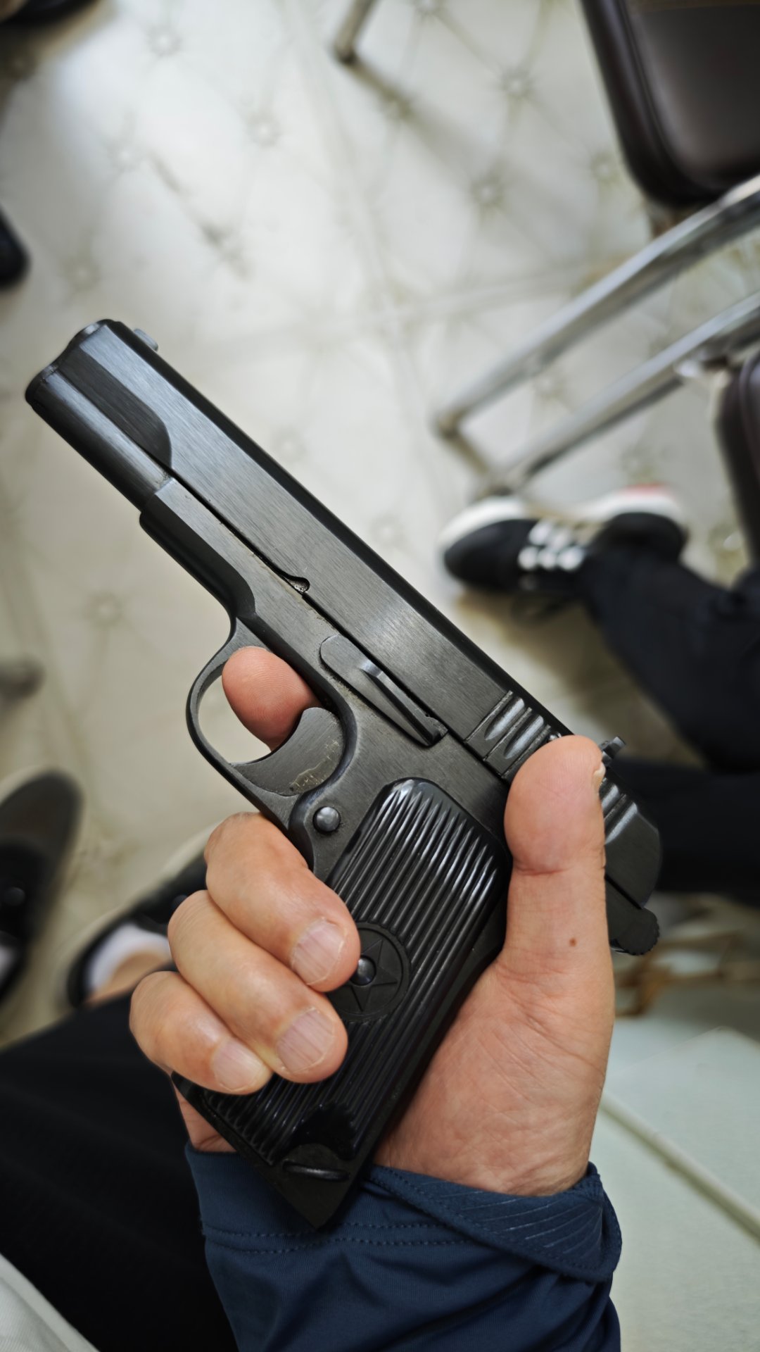 350元人民币一把手枪，miniak47700元人民币，子弹2元人民币一颗。我
