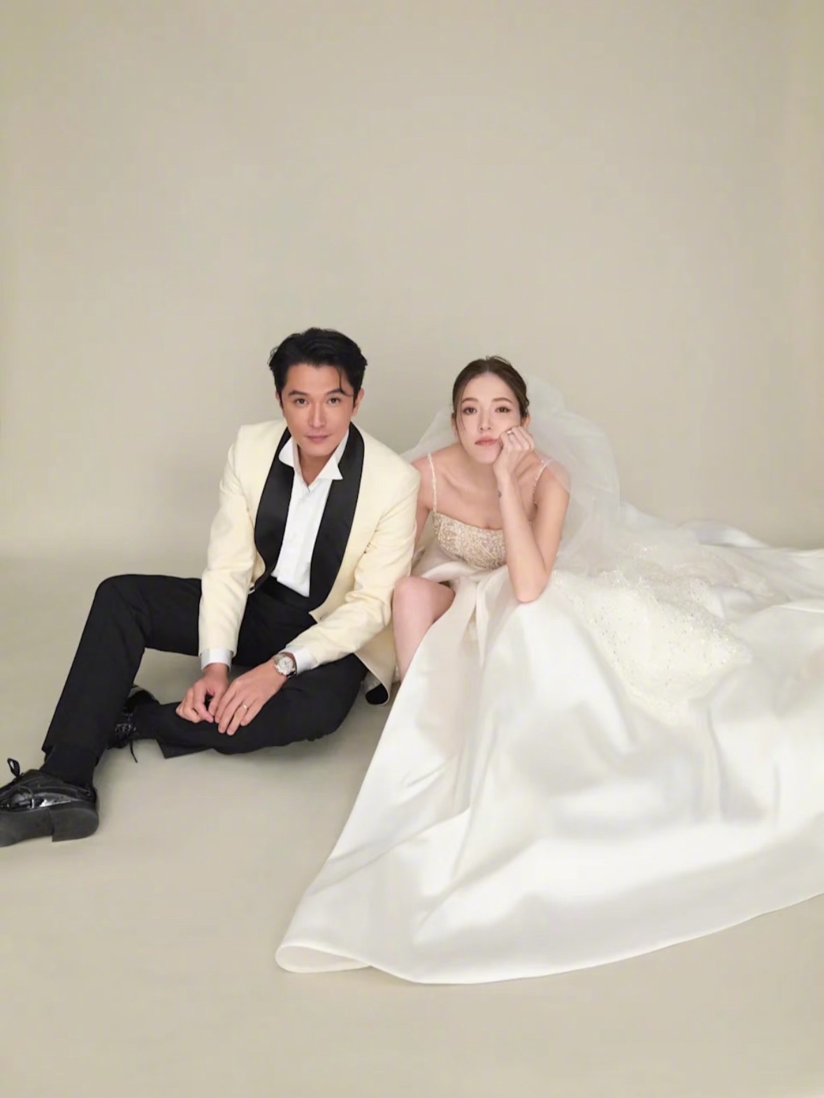 据台媒报道，邱泽、许玮甯将于下周在台北的文华东方举办婚礼，婚纱照也同步曝光，恭喜