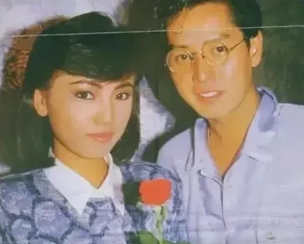 1981年，谭咏麟和杨洁薇结婚，谭咏麟说:“我不想要孩子，丁克吧！”杨洁薇答应了