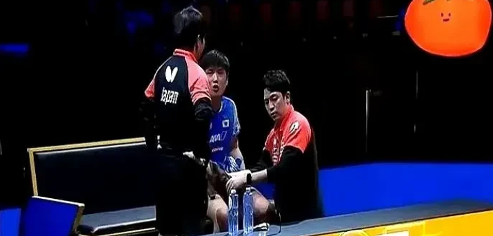 张本智和又稳又狠，又骗了！瑞典站比赛中申请医疗暂停，裁判刚允许他离场，他就稳