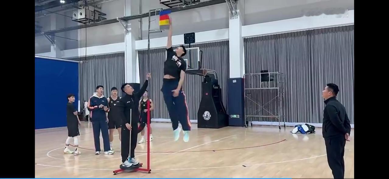 崔永熙摸高345cm，徐杰才315cm，貌似恢复不错郭艾伦摸高310cm，