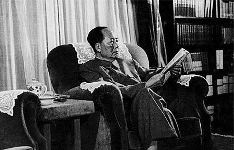 毛主席没上过一天军校，甚至枪都没摸过几次，却能带领我军把装备精良的国民党大的找不