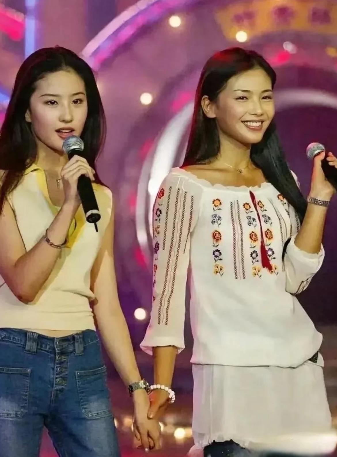 张纪中版的《天龙八部》神仙姐姐王语嫣，原本是定的刘涛来演，导演认为她很甜美。后