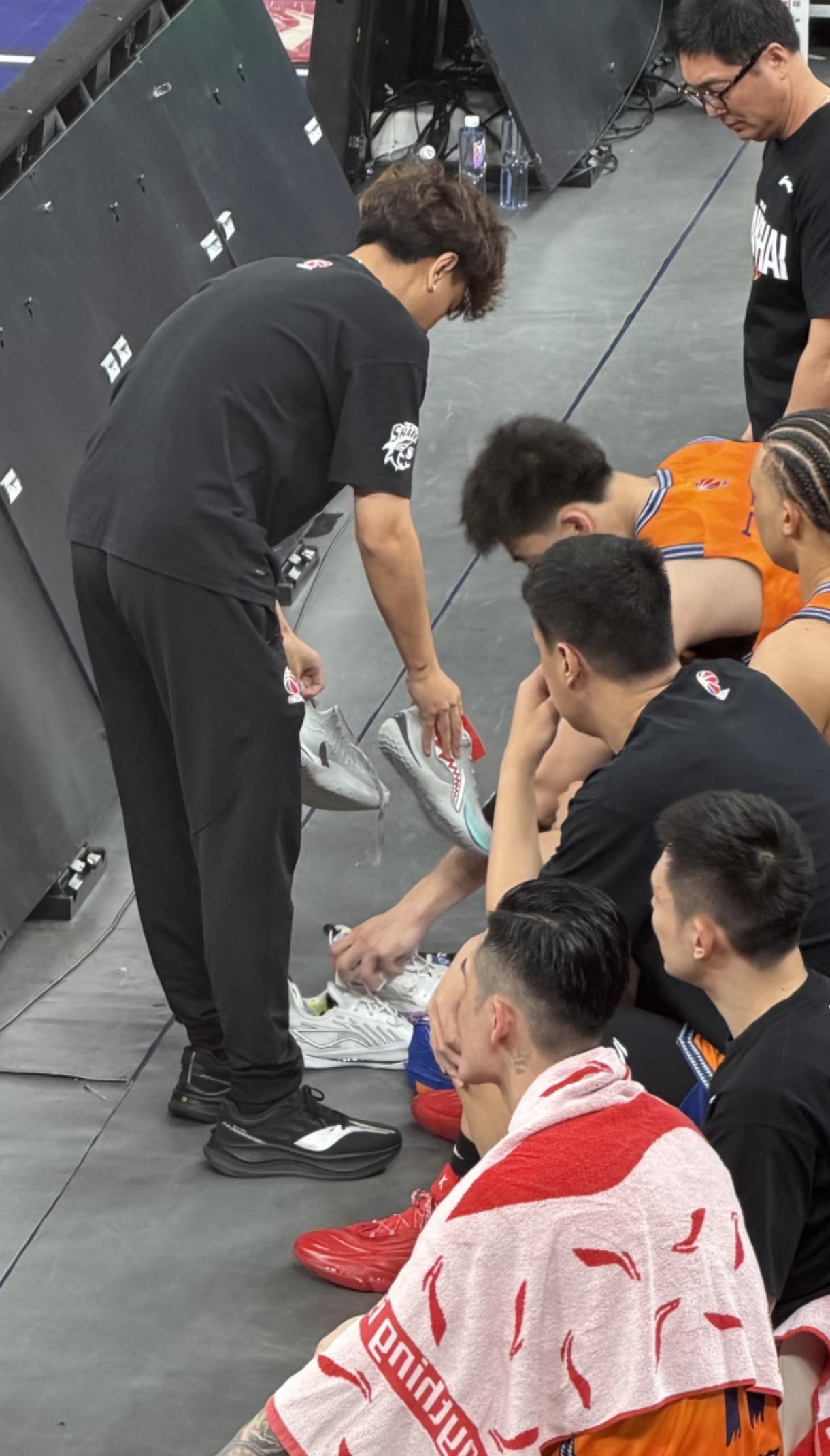 上海男篮终于拿到总冠军了，张镇麟虽然5犯毕业，离场时正负值＋17，这场比赛作用明