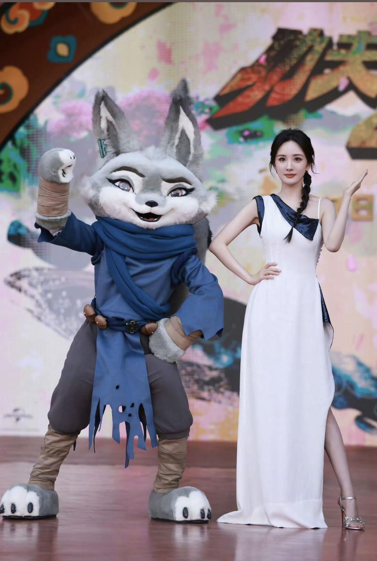 杨幂的礼服选择兼具设计感与质感，黑白撞色平衡了简约与吸睛度，侧编麻花辫则为整体造