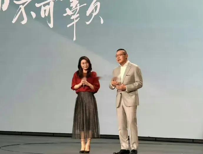 郭晶晶在出席时尚活动展现出了满满的高级感，上身穿红色T恤，下身搭配黑色纱裙，凸显