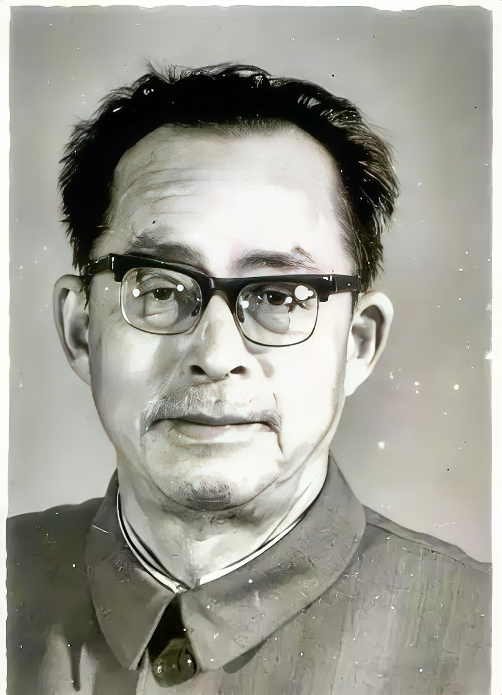 1949年4月，被俘的国民党副师长竟笑了。他冲我军团长喊：“老同学，别押我，我是