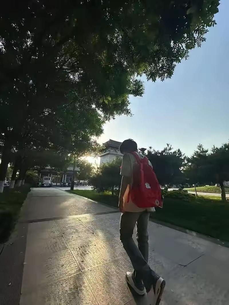 太可惜了！我有个老朋友，他家三代从医，昨天他告诉我，他孙子，高三，辍学了。​