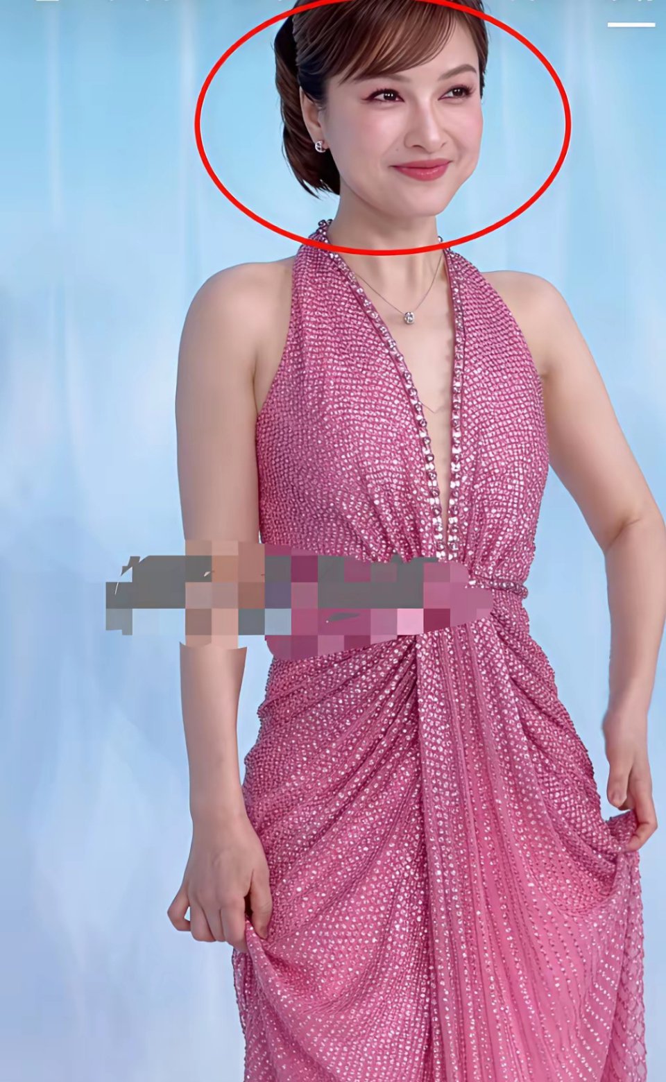 吴昕这容整得好成功，看着起码年轻了20岁。娇美红润的圆脸，双目妩媚晶亮，微卷发，