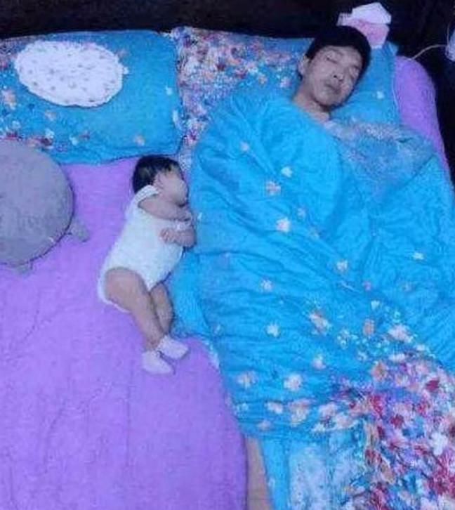 爸爸带孩子睡觉的图片, 看完后想笑, 这是不是亲生的