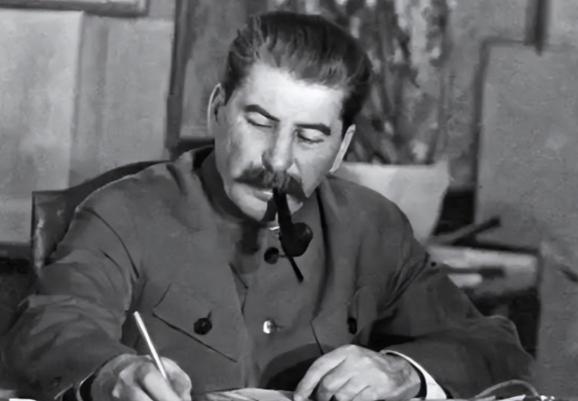 1950年12月2日，斯大林在克里姆林宫彻夜未眠，当他读完志愿军第9兵团长津湖战