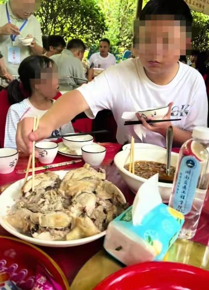 开学第一天就甩出600多桌免费宴席，这所大学是真舍得下血本啊！湖南交通工程学院