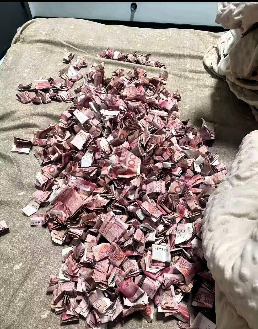 近日，安徽发生了一件让人不可思议的事。一男子的存钱罐满了，他打算把它砸了，顿时粉