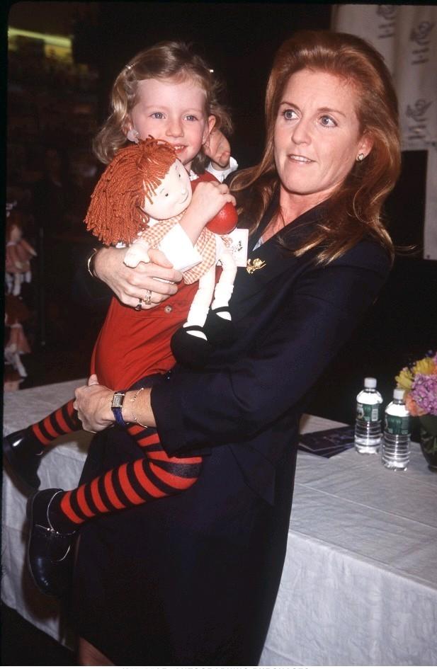 当年安德鲁王子的妻子抱着一个漂亮的女娃娃，那女娃娃抱着可爱的布娃娃，而当时还没和