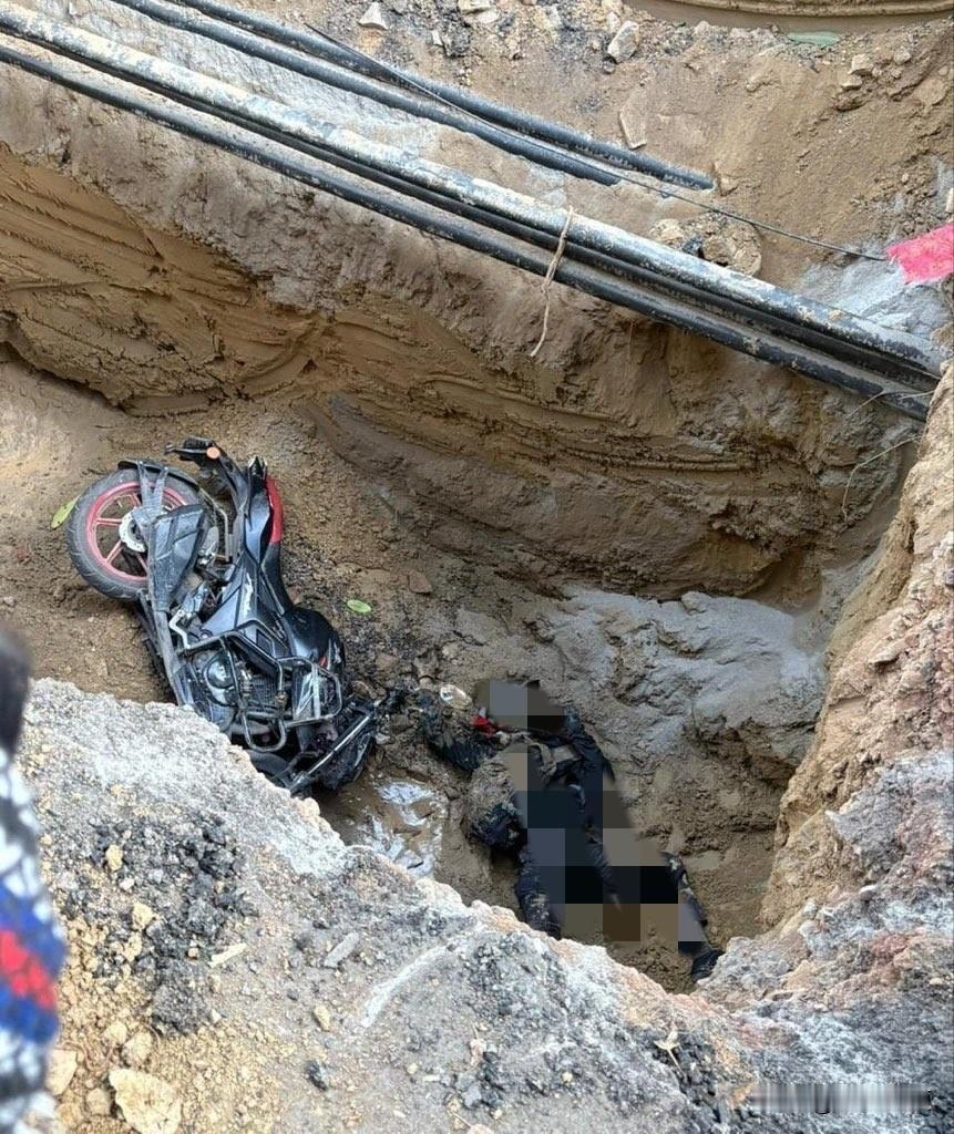 离谱到家：昨天印度水务局在公路上挖了个巨型大坑，就这么没有任何警示没有护栏保护。