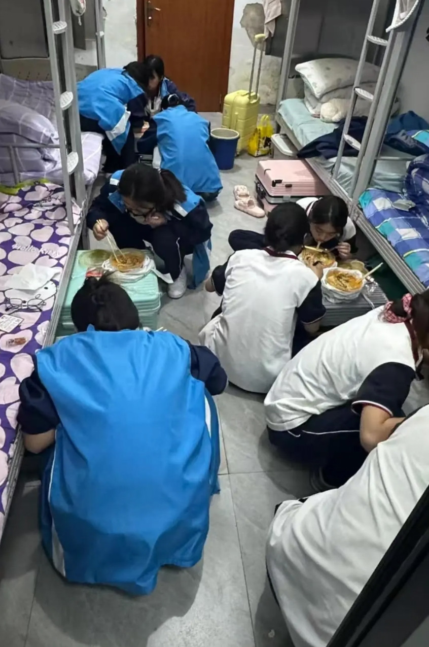 家长看到得心疼死了吧，学校宿舍就不能弄张桌子吗？
