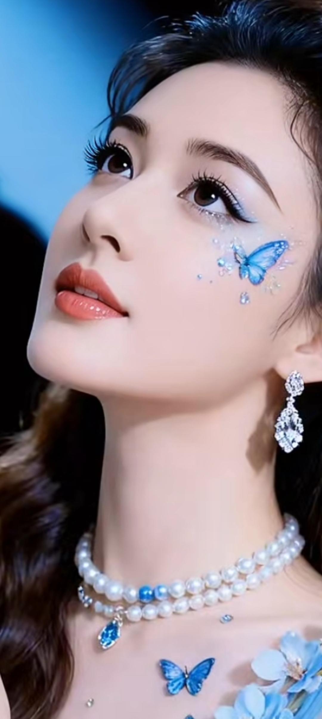 梦幻蓝蝴蝶妆容，闪耀珍珠项链，优雅气质满分！