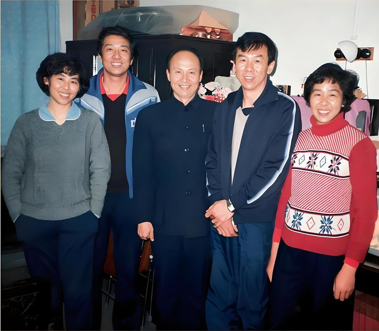 一张排球名宿们的老照片：我认出了笑容灿烂的孙洪娴，穿着中山装的邹志华，胖瘦合度、