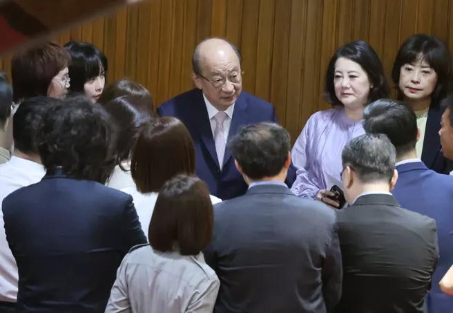 大罢免大失败，民进党内群起逼柯建铭自己辞掉总召职务，柯瞬间成为众矢之的。昨更传出