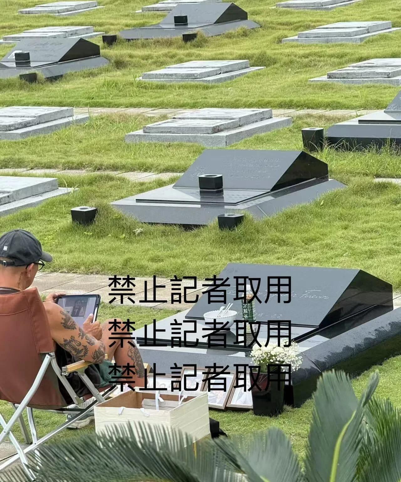 连手中的相片也拿着大S现在都知道具俊晔每天都在墓园陪着大S了，无惧夏日炎热，他