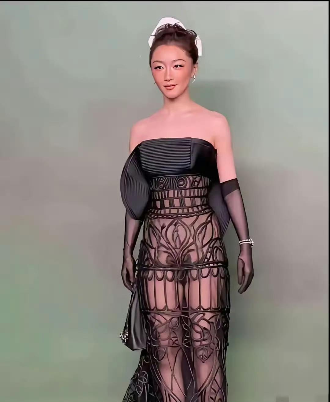 周冬雨穿礼服，让人不得不服。