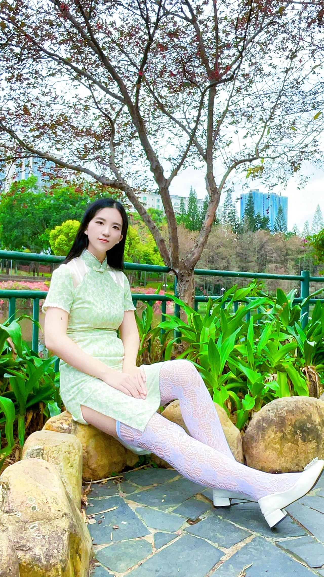 旗袍的婉约遇上过膝袜的灵动，穿出别样风情。旗袍美女过膝袜长筒袜