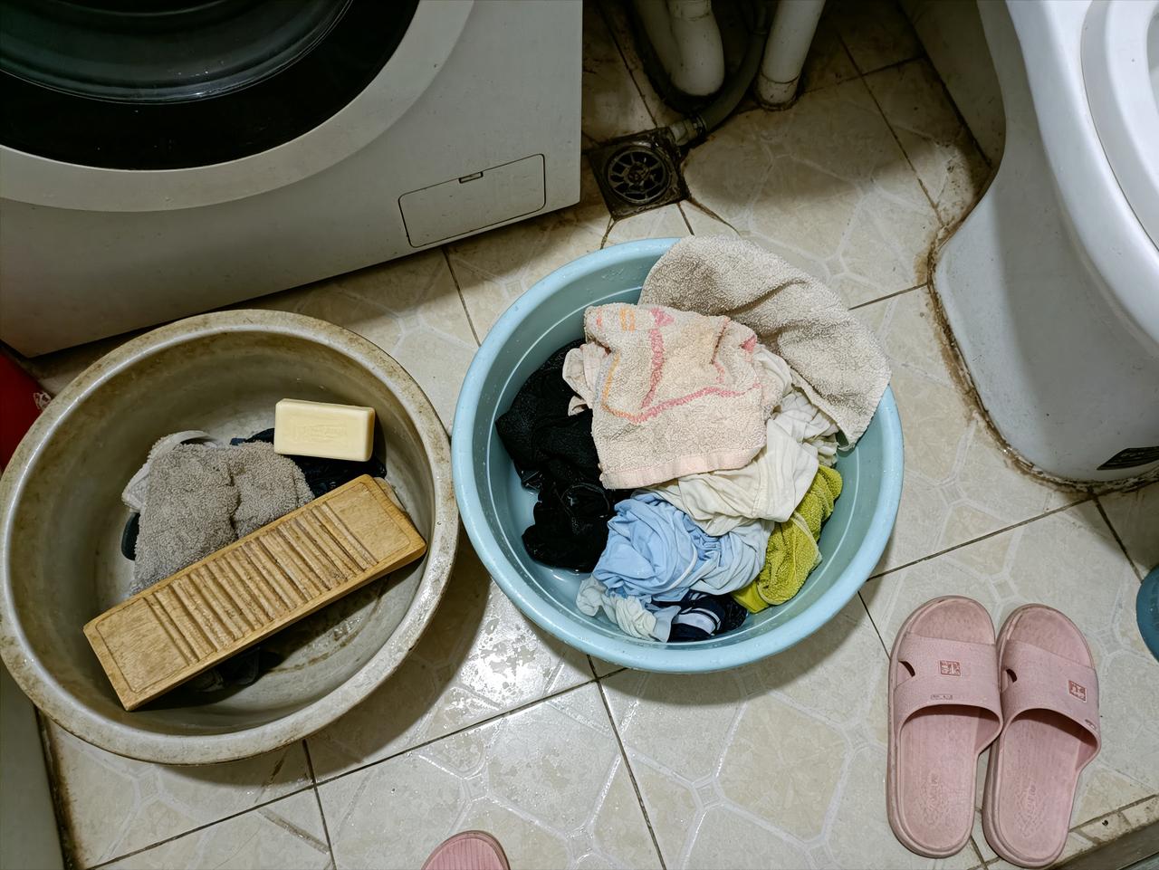 婆婆让我每天给她洗内裤，我洗了三年，直到她女儿回家那天，我才知道自己被骗了