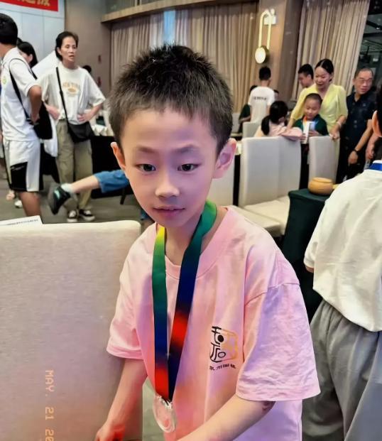 9岁围棋小天才，全国300个6段棋手就他一个小学生，又有天赋又肯拼命练。结果就因