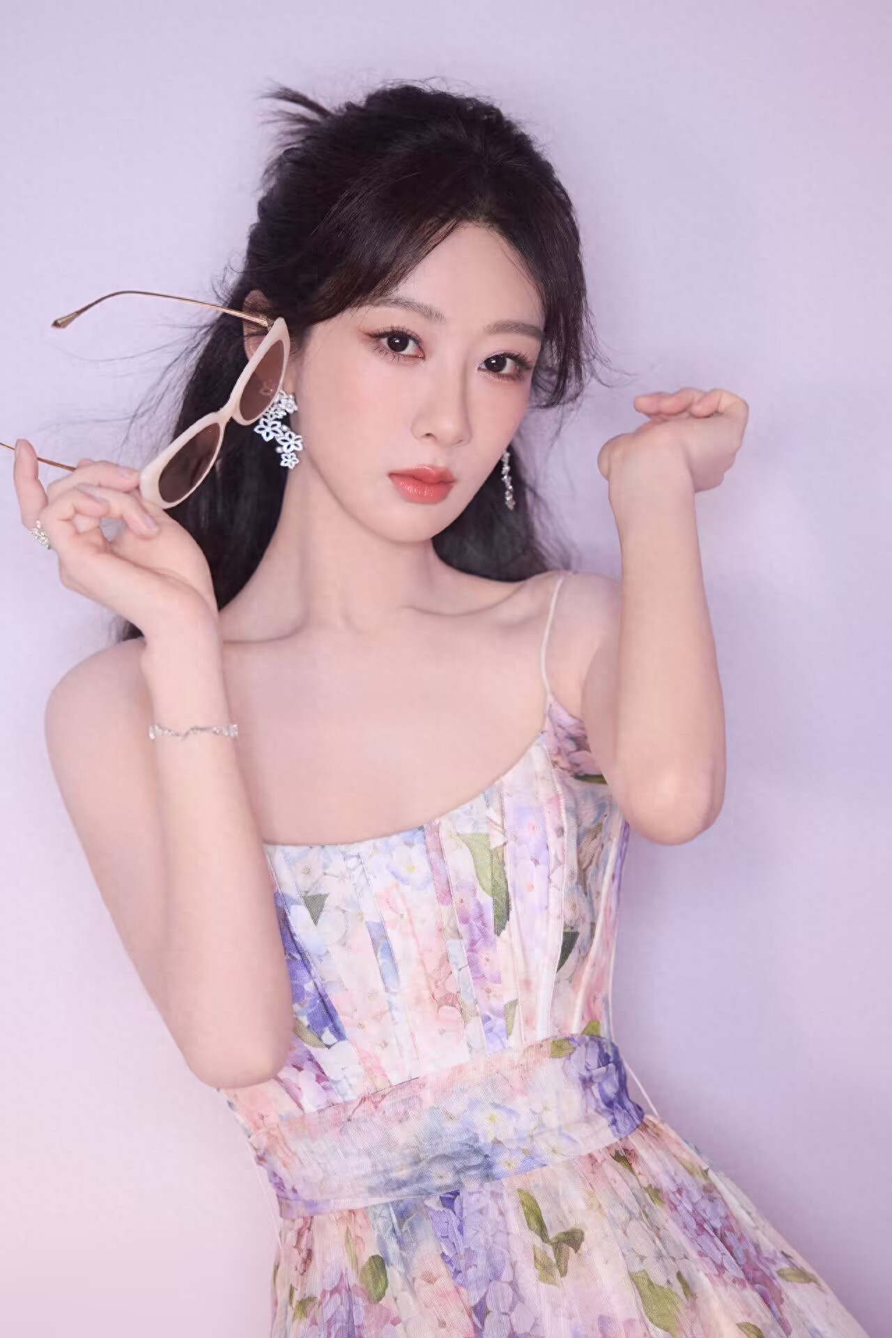 女星杨紫甜美风采：春风拂面，魅力绽放，解锁无限可能！