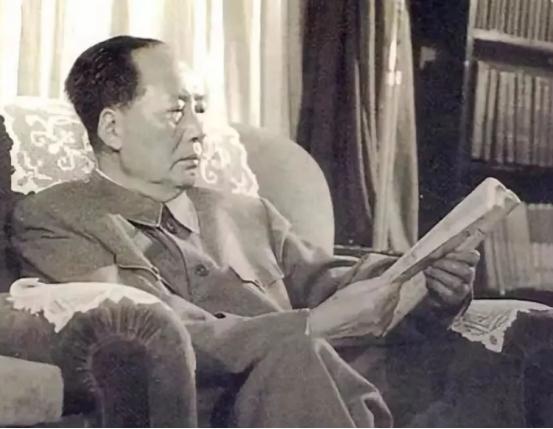 连自己的开国领袖都予以抹黑，连开国领袖开创的伟业都予以否定，就同儿孙不认自己的祖