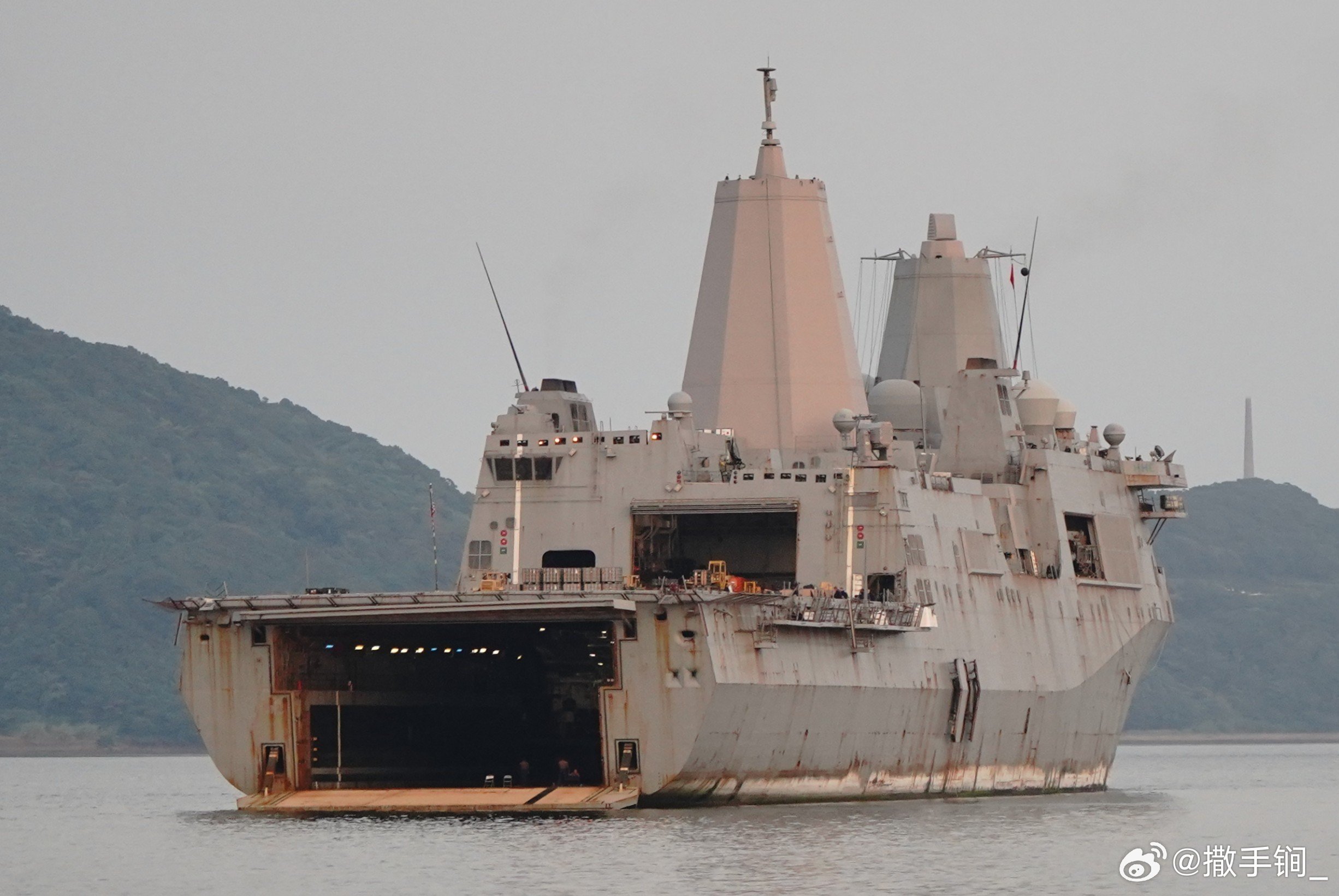 美国海军LPD-18“新奥尔良”号船坞登陆舰近日返回佐世保，其舰体的大面积锈迹令