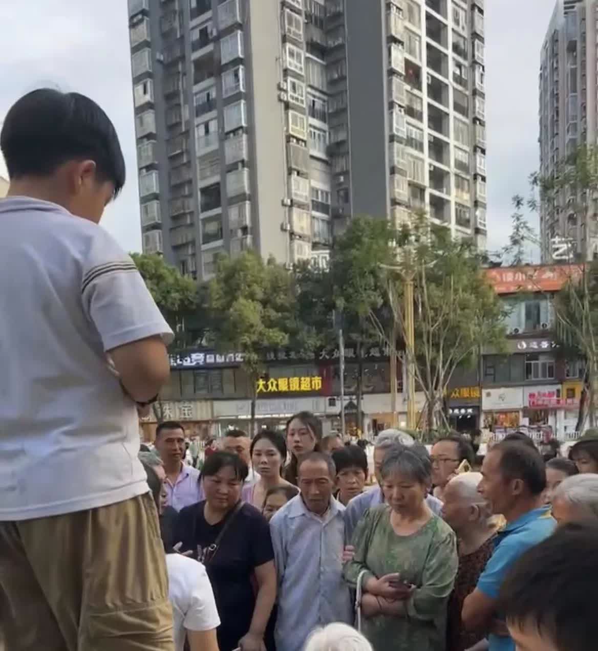老人摔倒了，七岁小男孩去扶，没想到老人倒打一耙，还说是小男孩撞倒的，报警找小男孩
