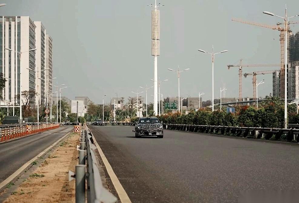 讲真，看到“三百万”这个数，我第一反应是：疯了吧？一个新牌子，上来就敢把价签贴