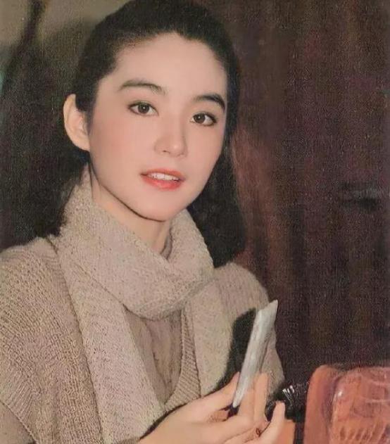 1990年，林青霞回到长春，终于见到了失散四十年的姐姐林莉，看着眼前的“中年村妇