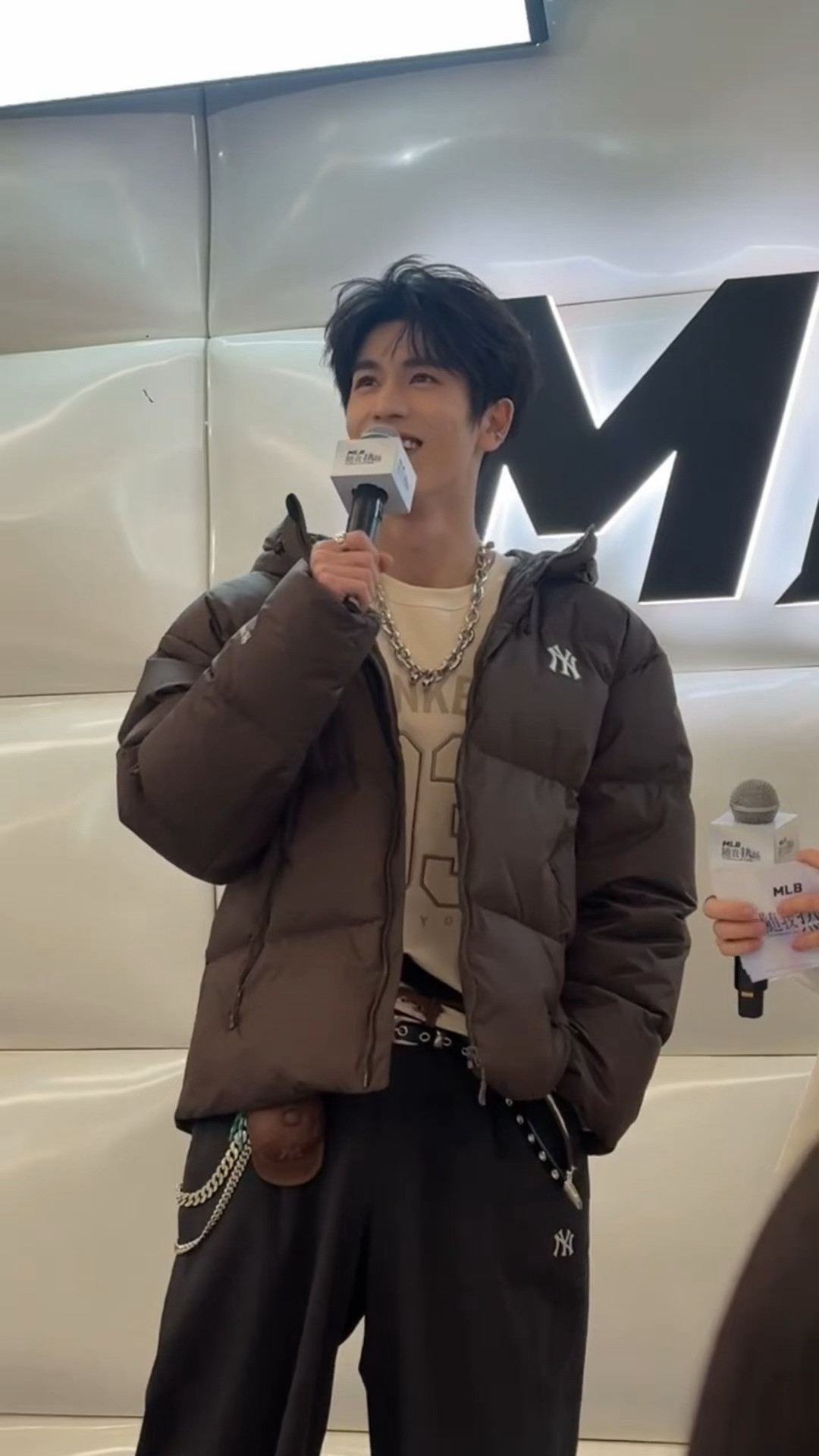 啊啊啊啊啊啊所有人来听张凌赫说东北话[笑着哭][笑着哭]“老弟老妹儿们好”“今天咱们