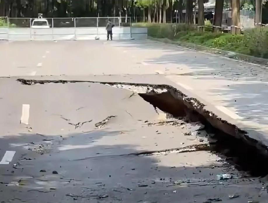 这两天南宁江南大道和江北大道多处路面发现塌陷，也不知道是不是因为持续了多天的洪水