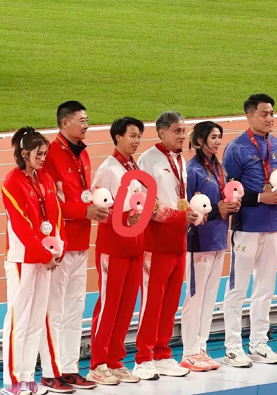 刘景扬的成功没有意外，全场独一份素颜登场，没跟风精致打扮，一双旧跑鞋踏过赛道，却