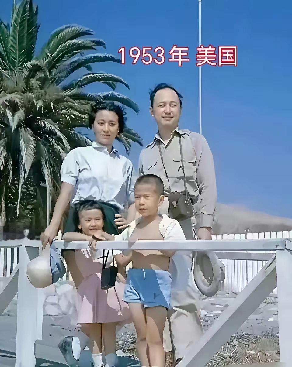 下图是钱学森回国前后的对比图，图一是1953年在美国，此时一家人定居海外，碧海棕