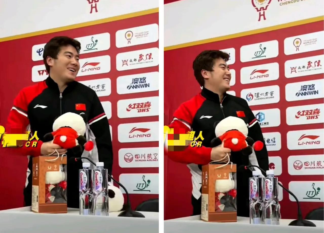 就喜欢梁靖昆这光涨年龄不长老成的性格！采访结束后，梁靖崑顺手带走了三个吉祥物