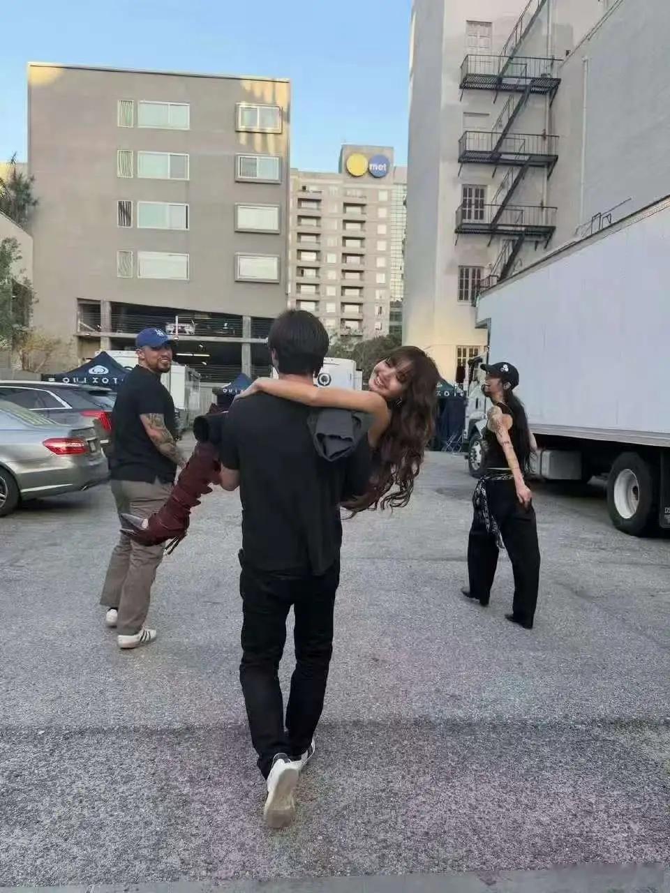 曝Lisa新恋情曝疑似Lisa新恋情Lisa疑似和LV3公子分手有人说两人都各