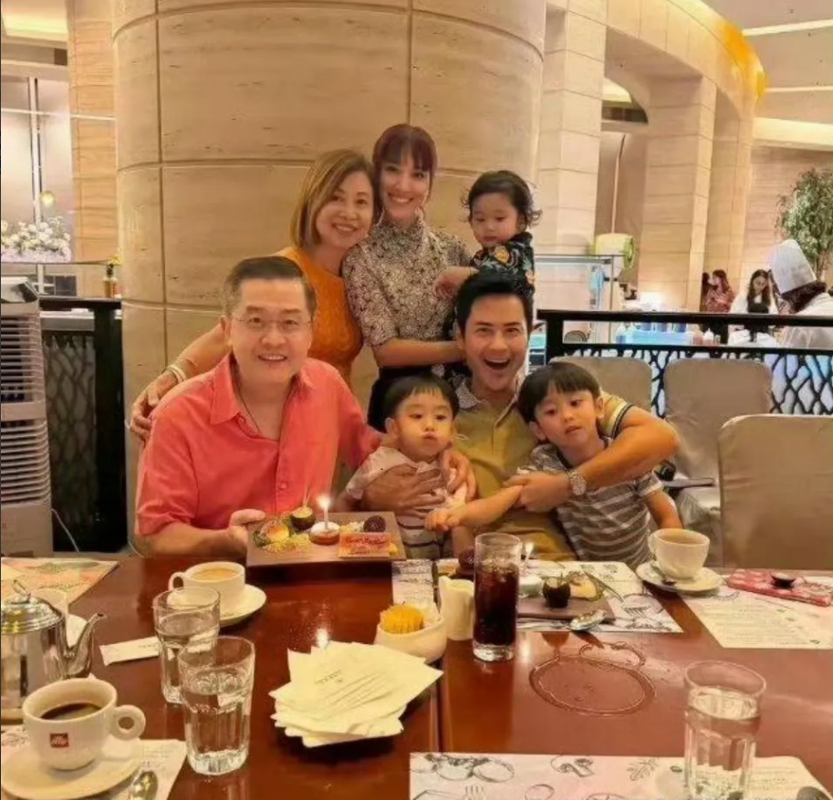 郑嘉颖已经50多岁了，比老婆大了20岁，和岳父只小了几岁，但是岳父一看就是年迈之