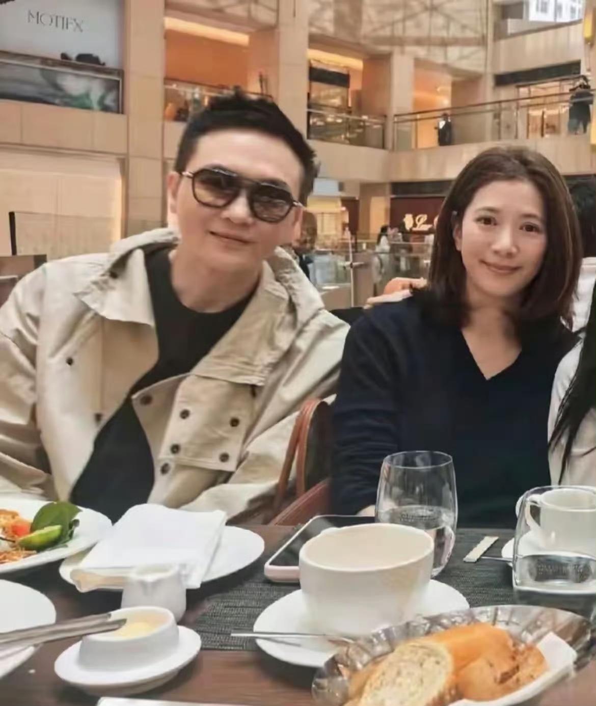 袁咏仪素颜亮相自信满满，与张智霖并肩同框，明星与普通人的气质差异清晰可见。