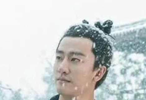 那天，外面温度很低，还下着大雪。陈凯歌见状，开心地对黄轩说：“只要你愿意在雪地里