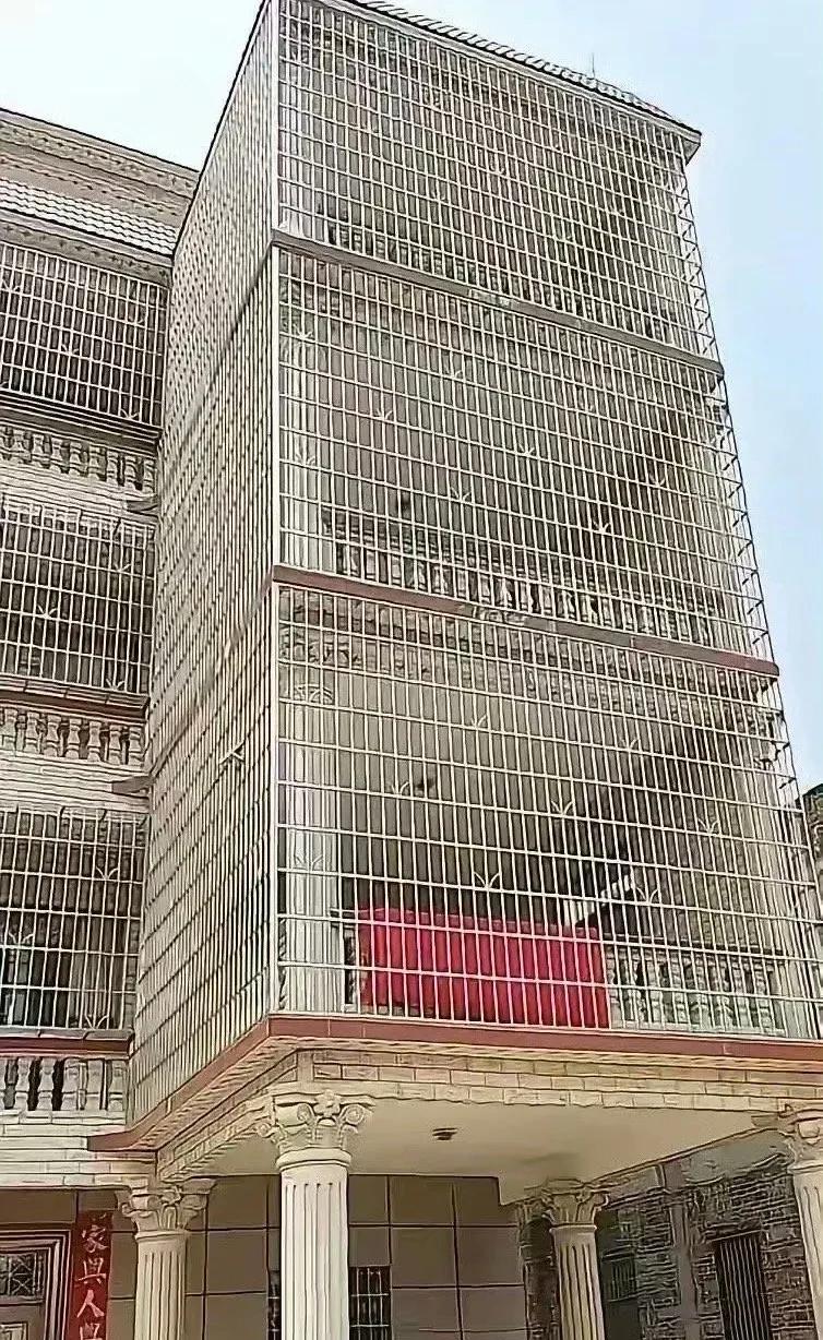 这下小偷进不来了吧？[墨镜]