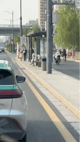 她是怕公交车司机注意不到她开过去吗？[捂脸哭]