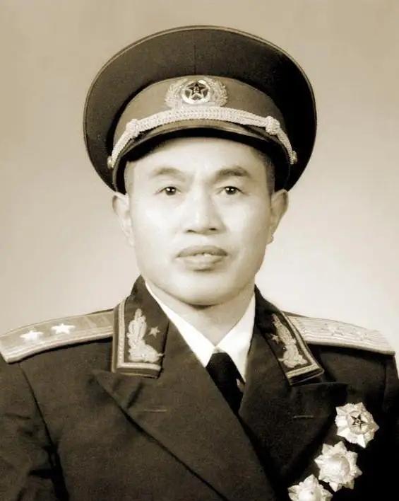 1969年，皮定均将军去甘肃农村视察，一群妇女不穿裤子，用破被子遮挡下身，地委书