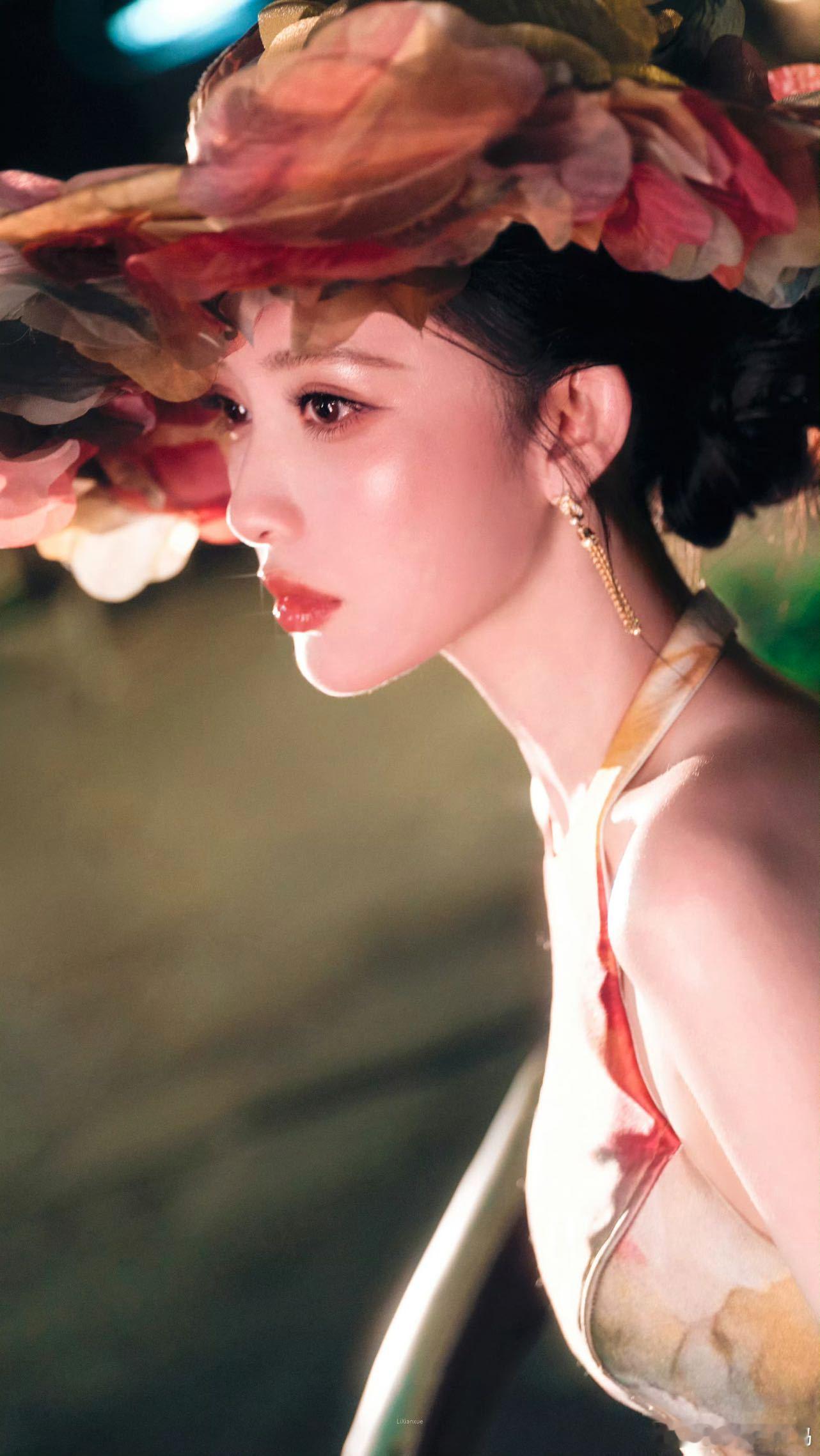 每次看到孟子义的活动路透，我都忍不住感叹她的美貌与气质。她的复古女爵造型简直是完