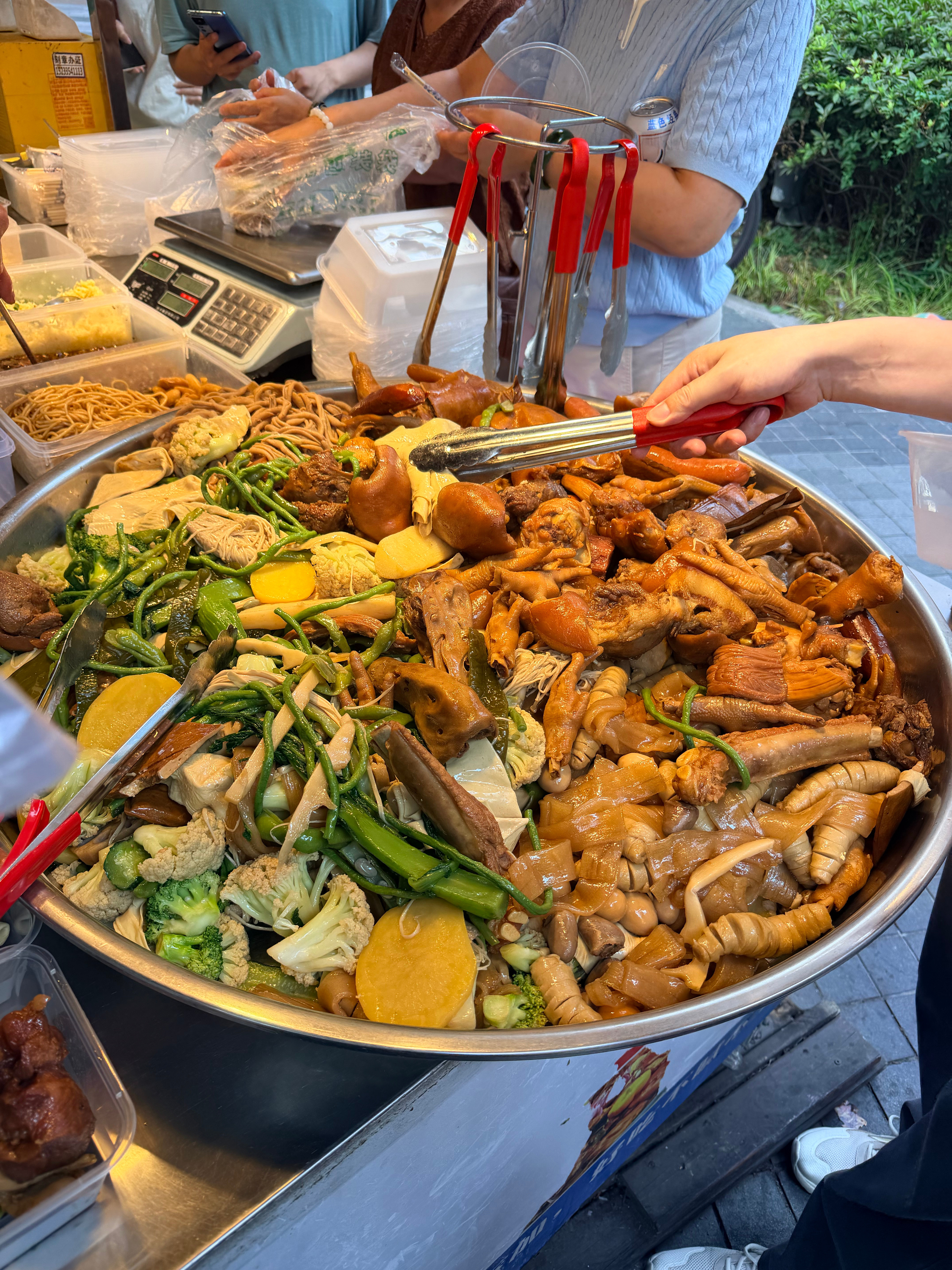 这个大锅卤香得不行拿了一大坨卤牛肉和两条牛蹄筋才26。。。