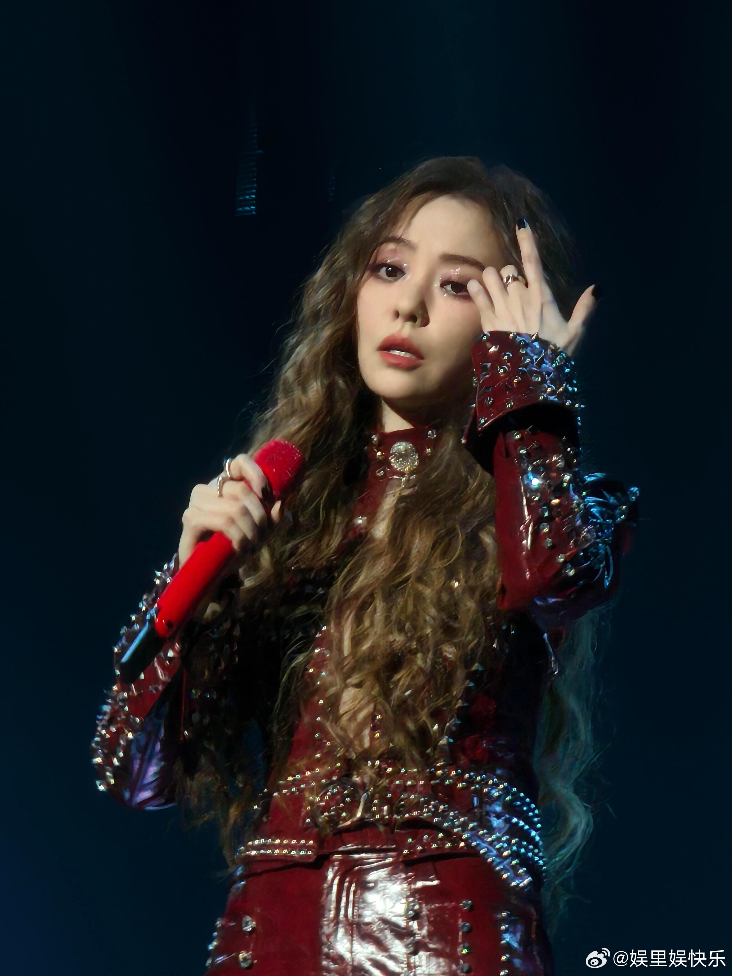 张靓颖专辑和脸都do了张靓颖“老娘刚做了医美笑不出来”张靓颖广州演唱会一直女王